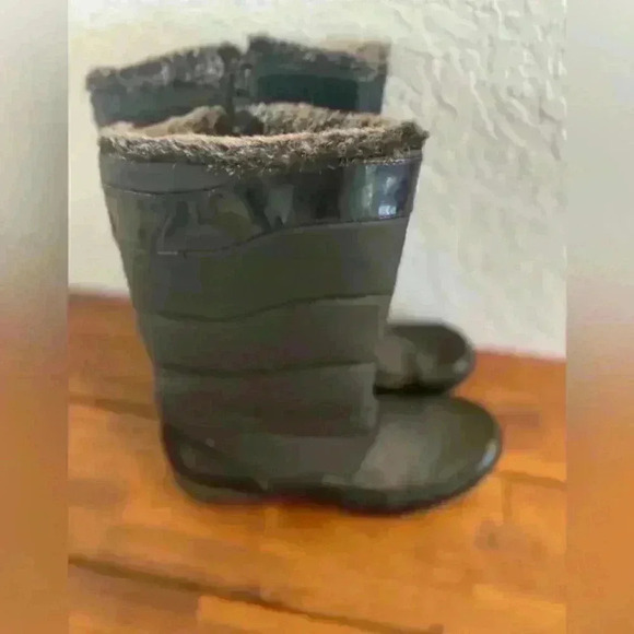Shoes - Sport women’s winter boot faux fur trim zipper opening size 8